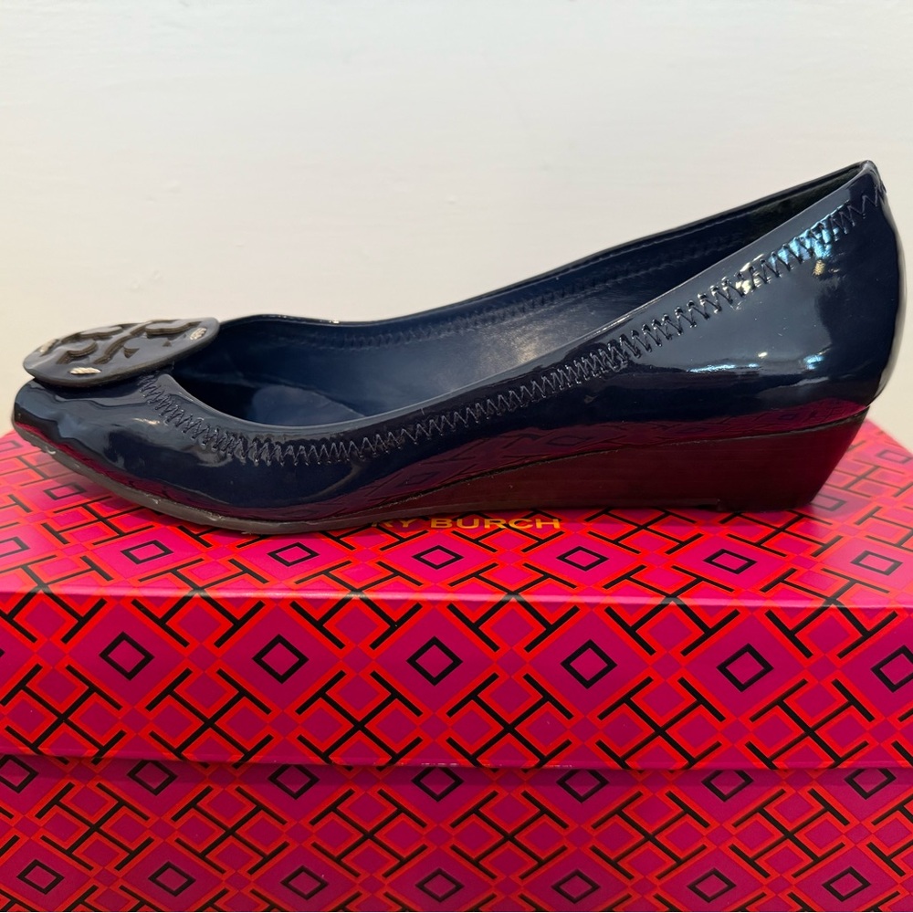 Like NEW Tory Burch Kitty Wedge Navy Patent Leather Peep-Toe - Picture 2 of 4